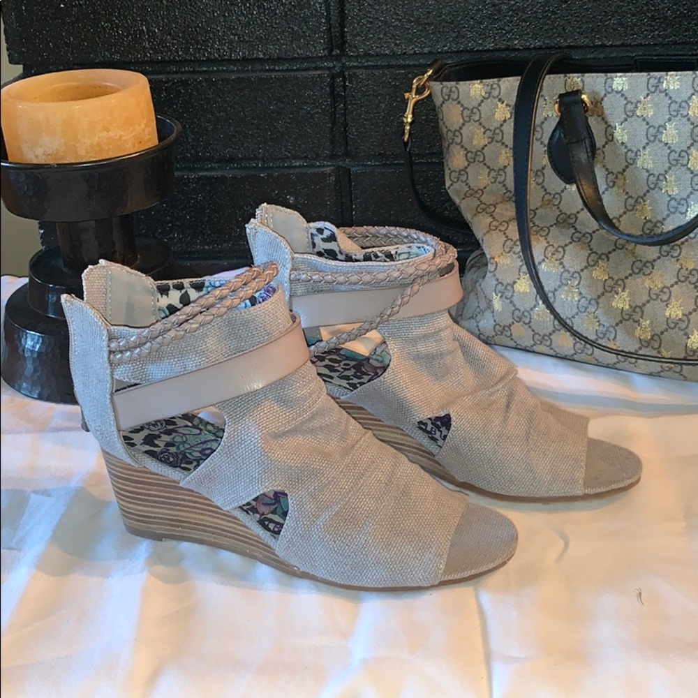 👡💥🆕  Grey wedges by Blowfish 🐡 Worn once!